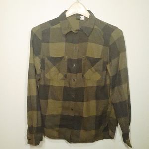 Divided H&M green and black plaid button up shirt